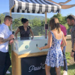 Invités lors d'un mariage champêtre qui jouent à un jeu géant en bois en Drôme provençale