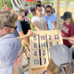 Challenge en équipes lors d'un team building avec des jeux géants à Lyon